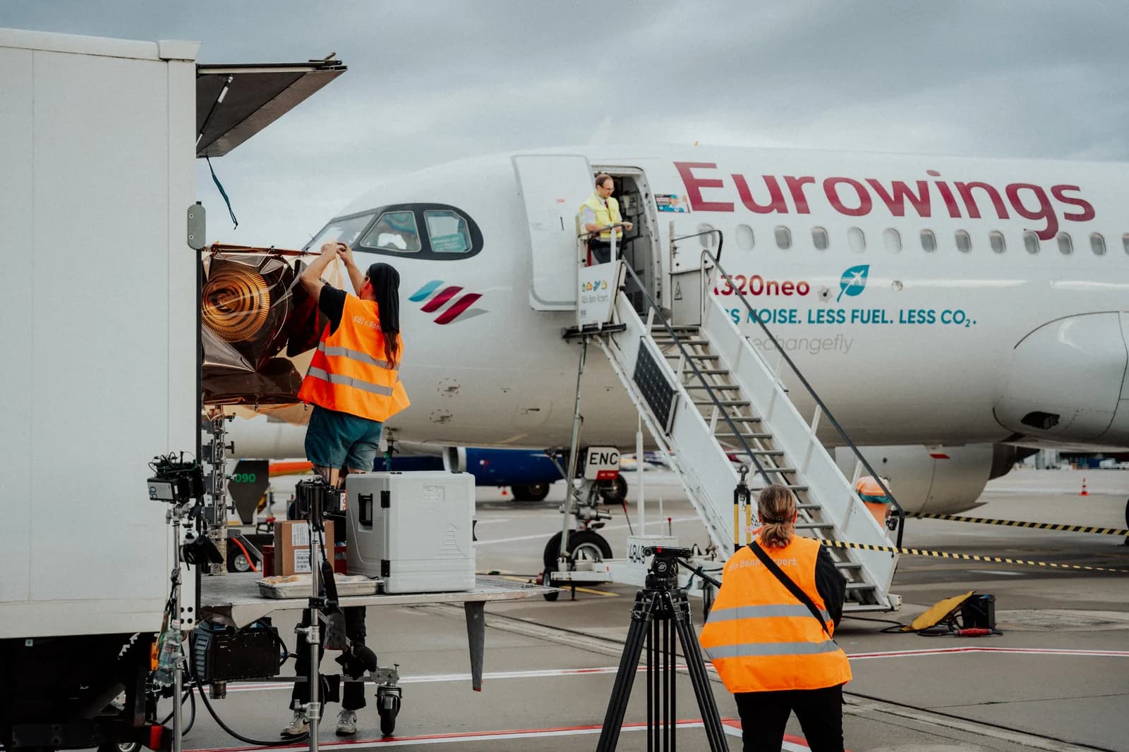 Kamerateam filmt die Beladung eines Eurowings-Flugzeugs auf dem Vorfeld