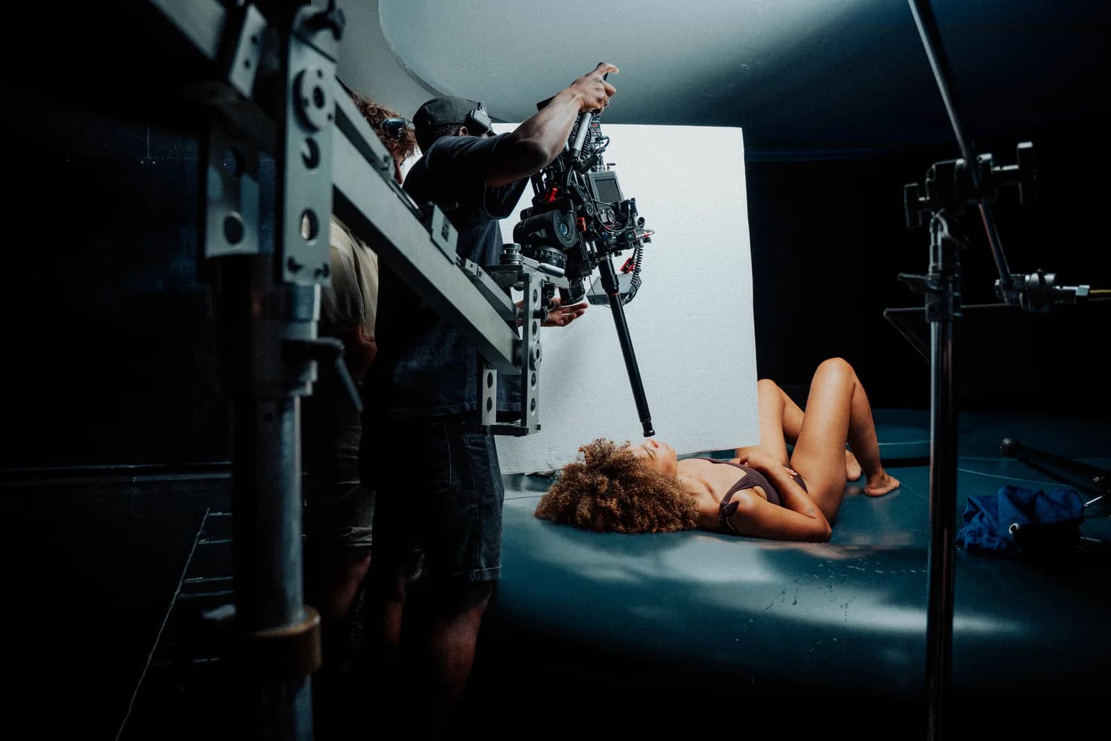 Kamera auf einer Fahrt über das Set eines eingerichteten Studios