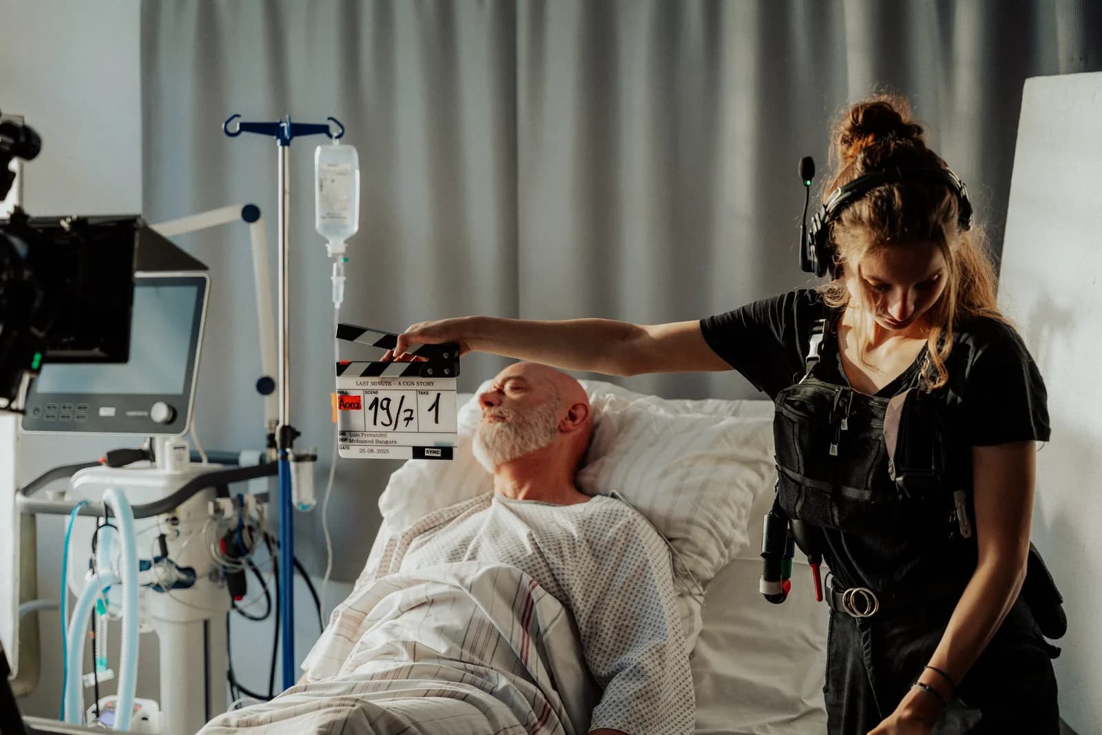Filmklappe vor einer gestellten Krankenhausszene während des Drehs