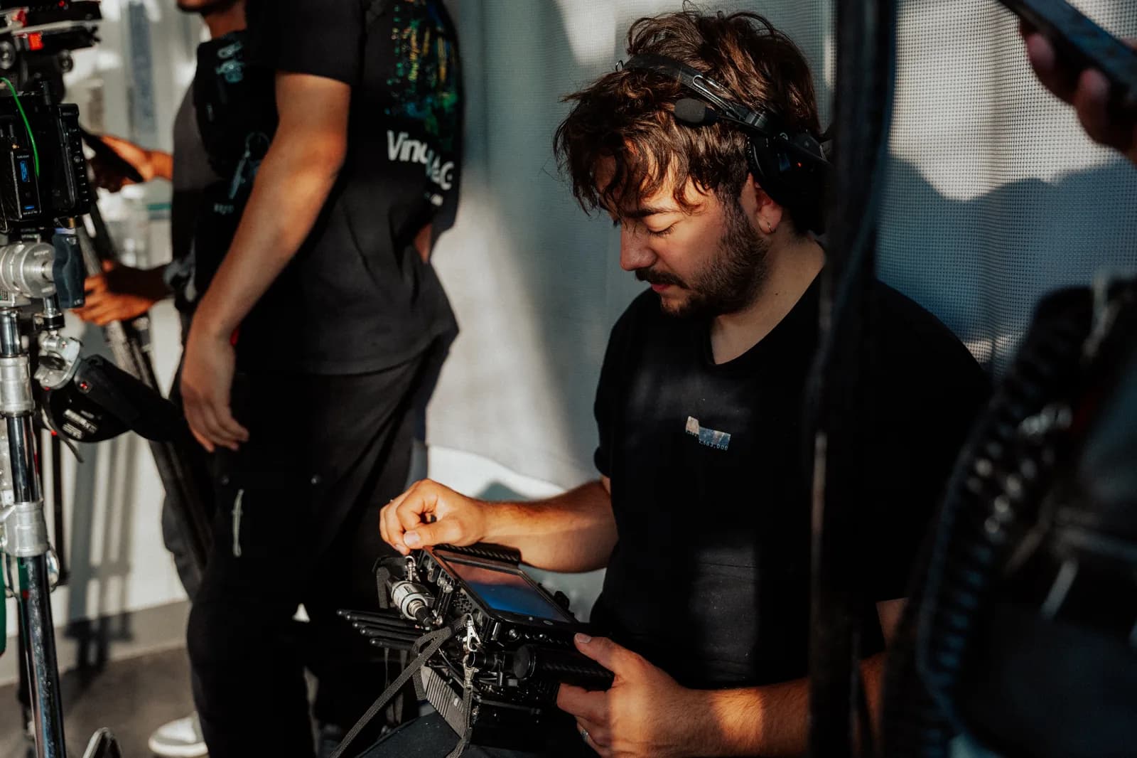 Mitglied des make/c-Teams stimmt sich am Set über den Kameramonitor ab